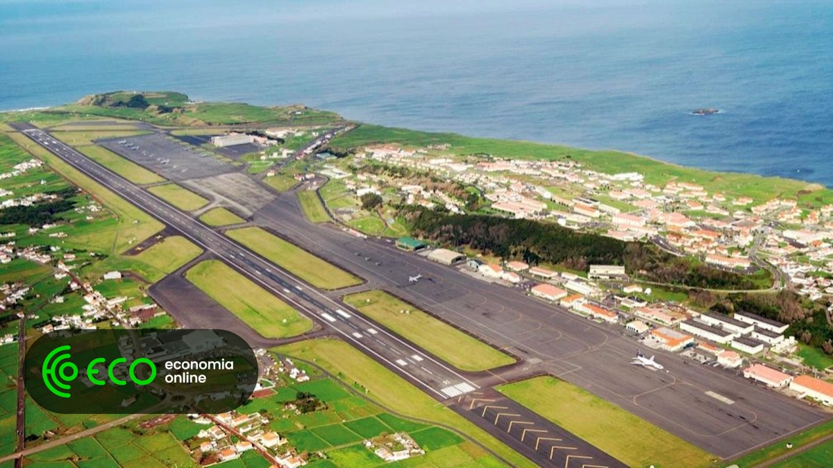 Azores Government Steps In to Pay Lajes Base Workers' Delayed Salaries, Criticizes National Government's Inaction