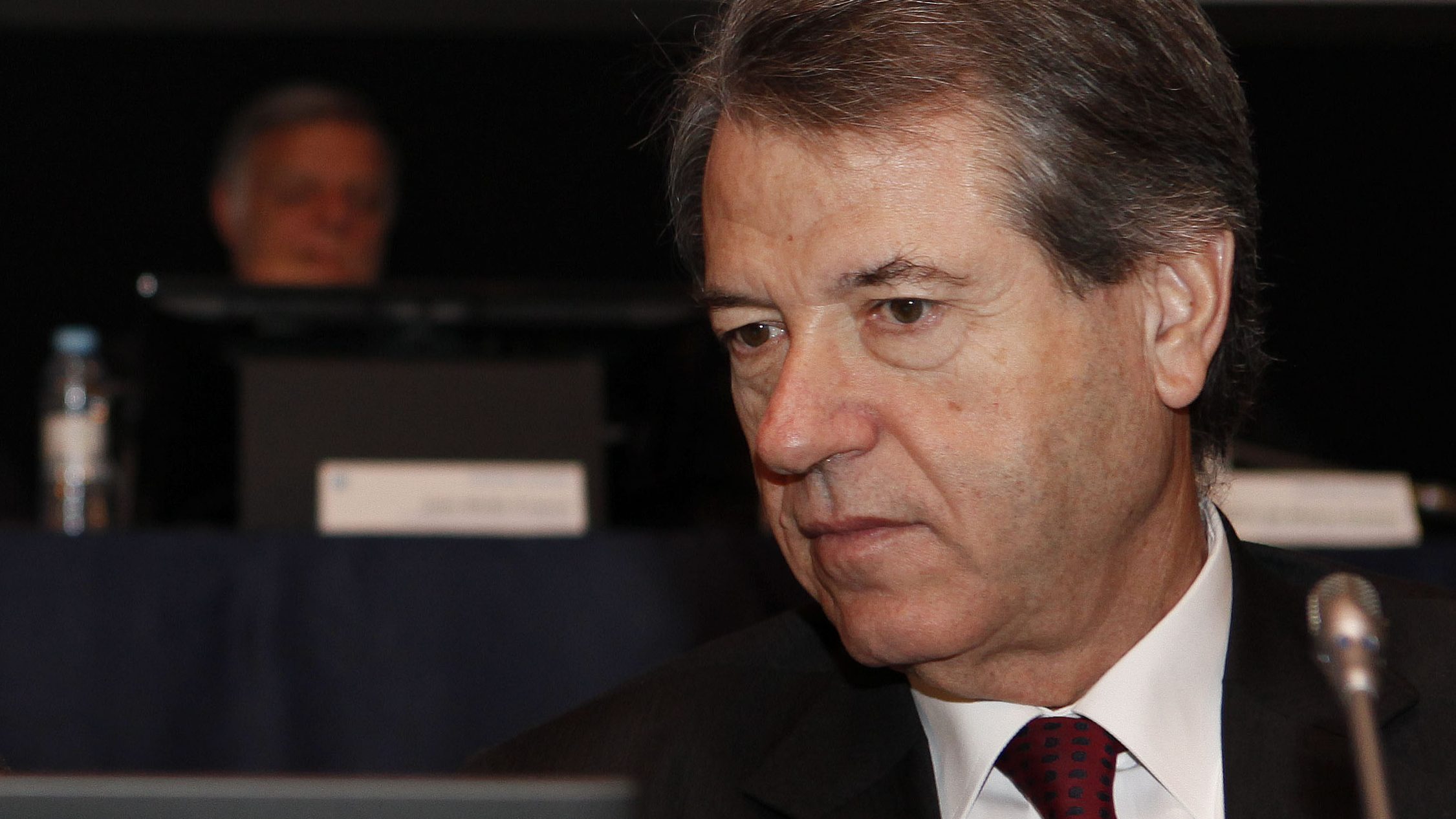 Zeinal Bava (E), presidente executivo da Portugal Telecom (PT), acompanhado pelo administrador da PT, Henrique Granadeiro, durante a reunião de acionistas em assembleia geral da empresa de telecomunicações, Lisboa, 19 de abril de 2013. HUGO GUERRA/LUSA