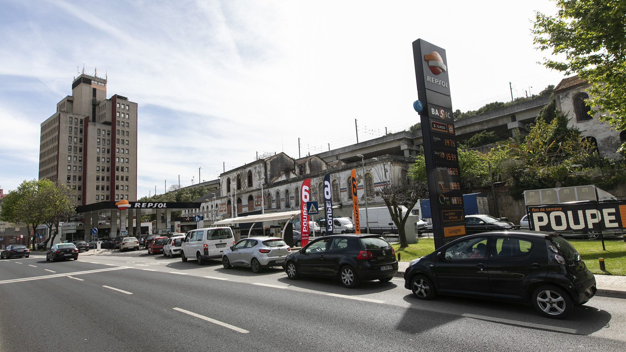 Filas para abastecer na Repsol (Av. de Ceuta) - 16ABR19
