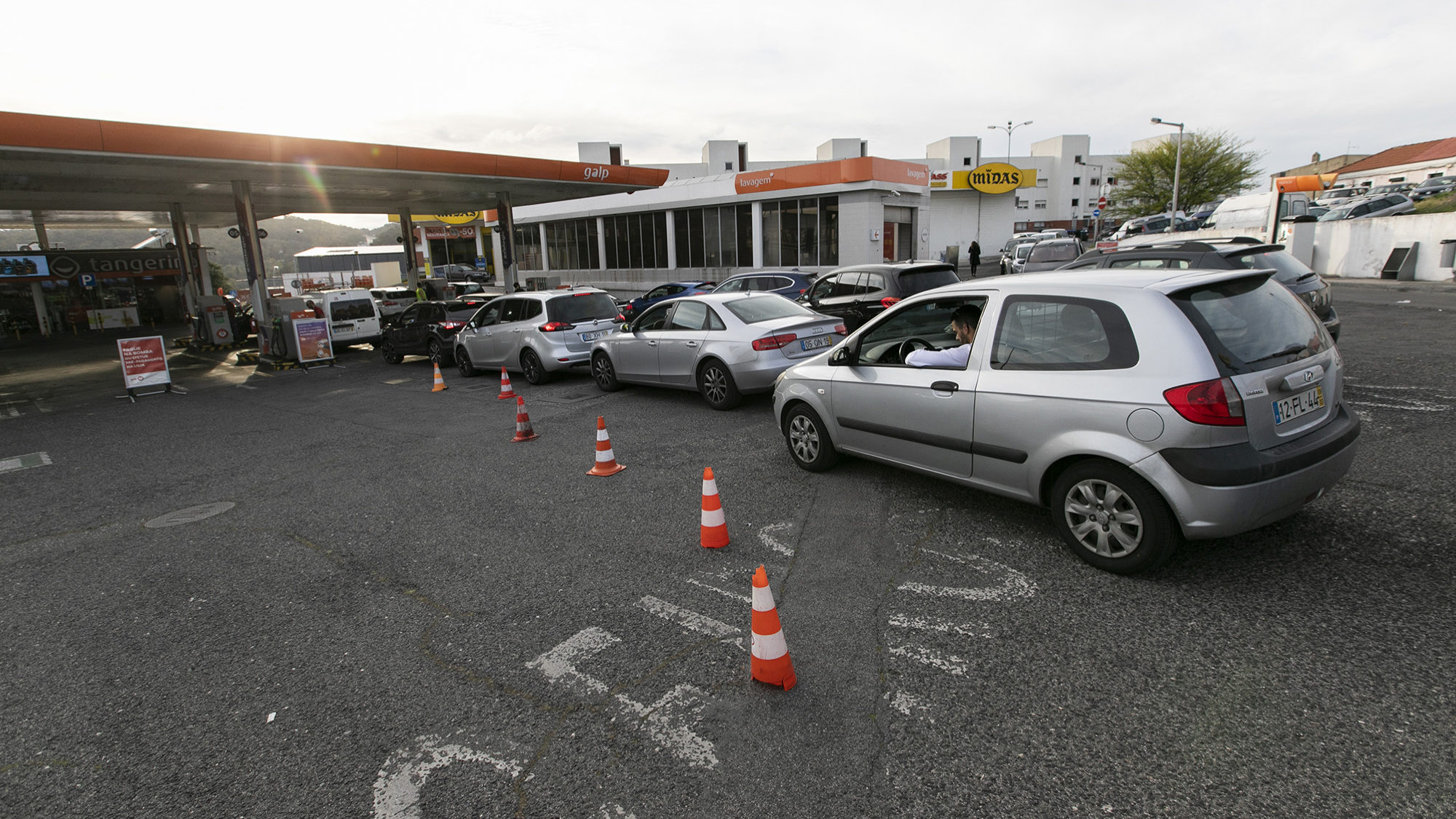 Filas para abastecer na Galp da Av. Eng. Duarte Pacheco - 16ABR19