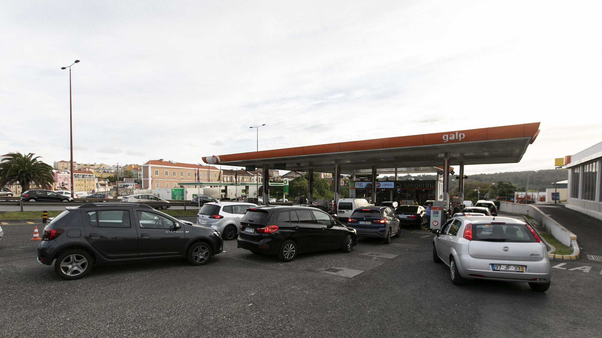 Filas para abastecer na Galp da Av. Eng. Duarte Pacheco - 16ABR19