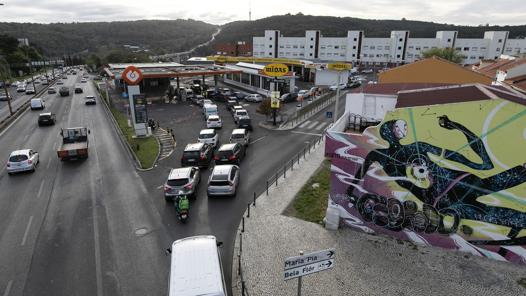 Filas para abastecer na Galp da Av. Eng. Duarte Pacheco - 16ABR19