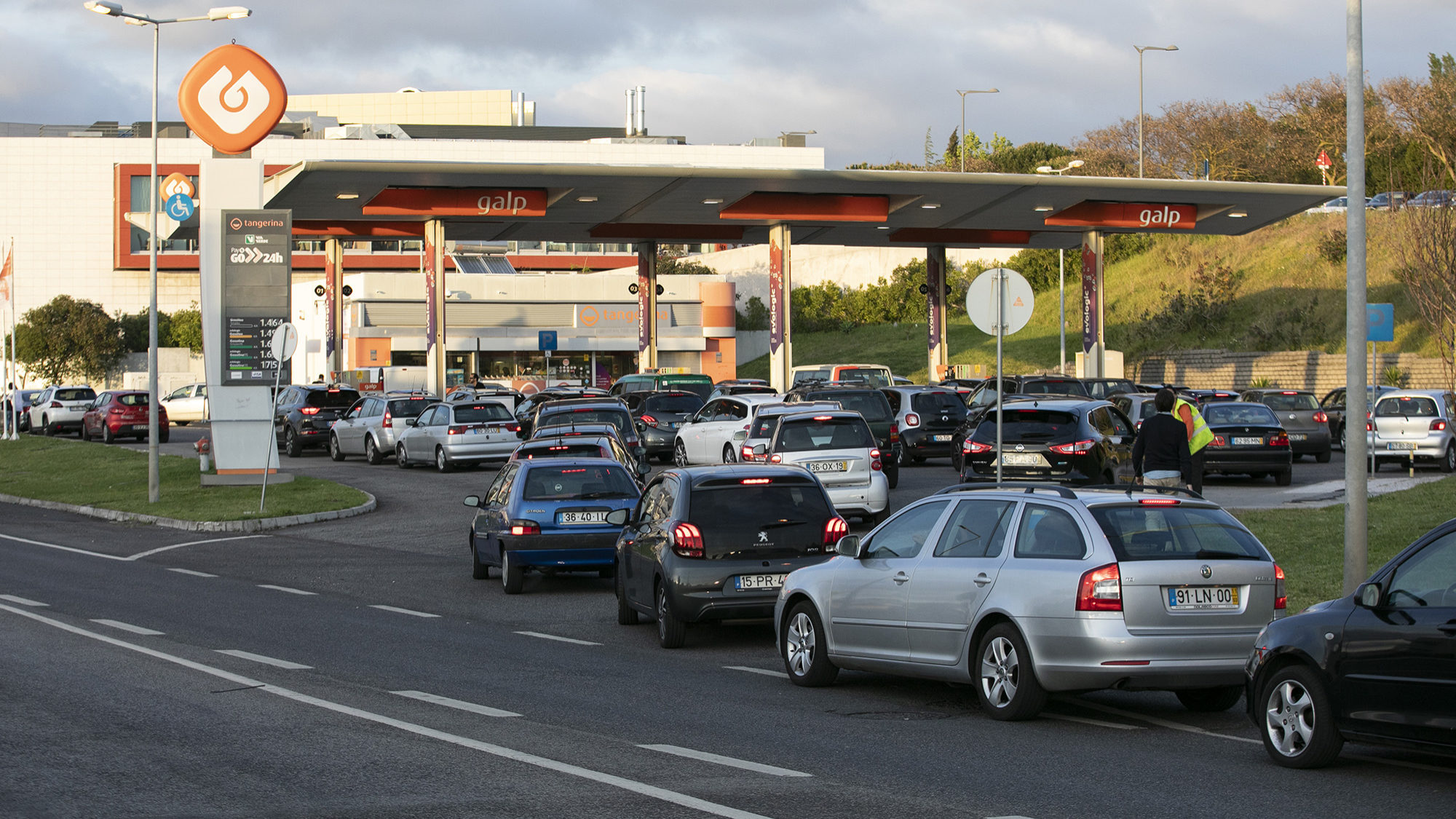 Filas para abastecer na Galp de Oeiras - 16ABR19