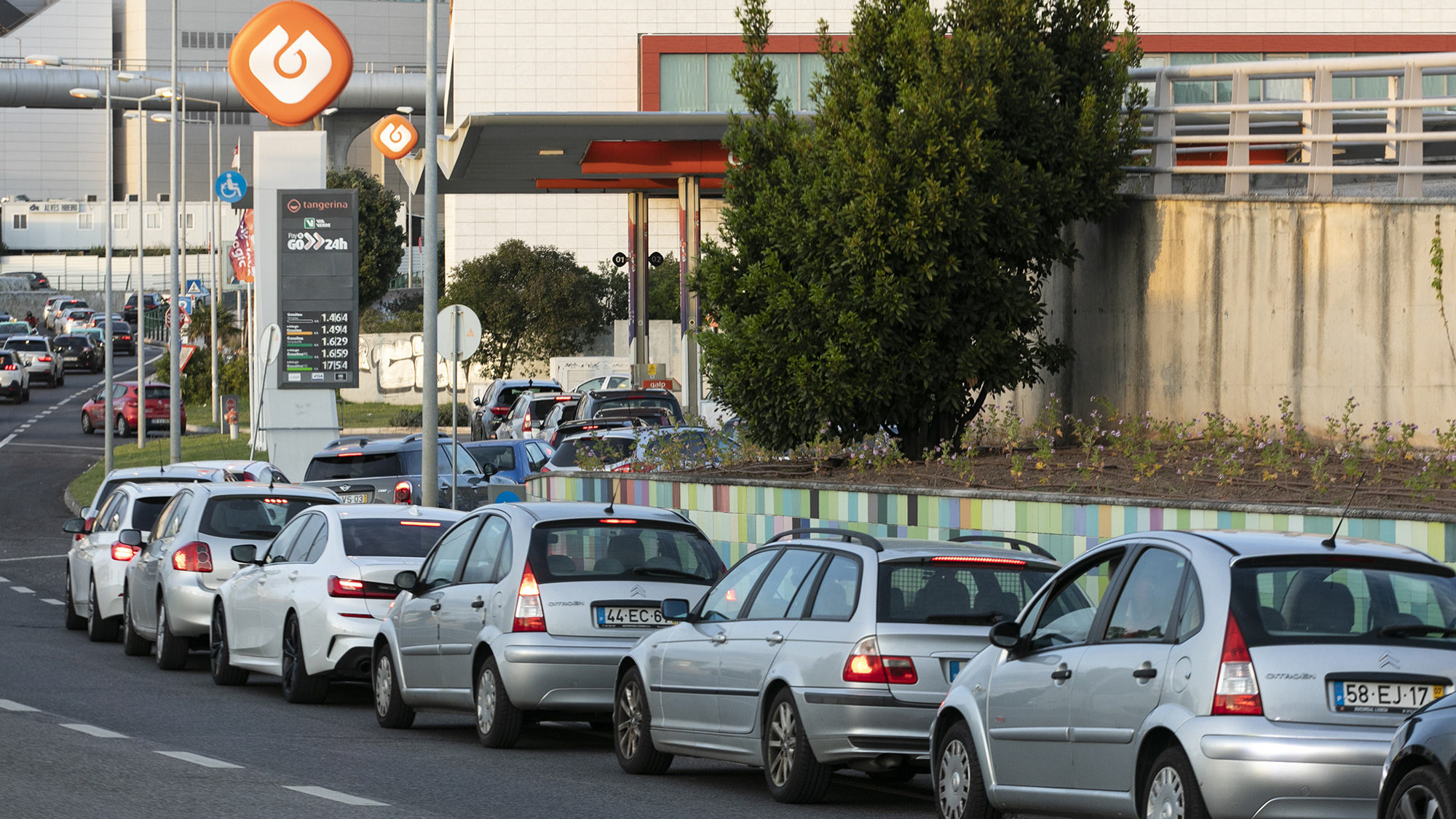 Filas para abastecer na Galp de Oeiras - 16ABR19