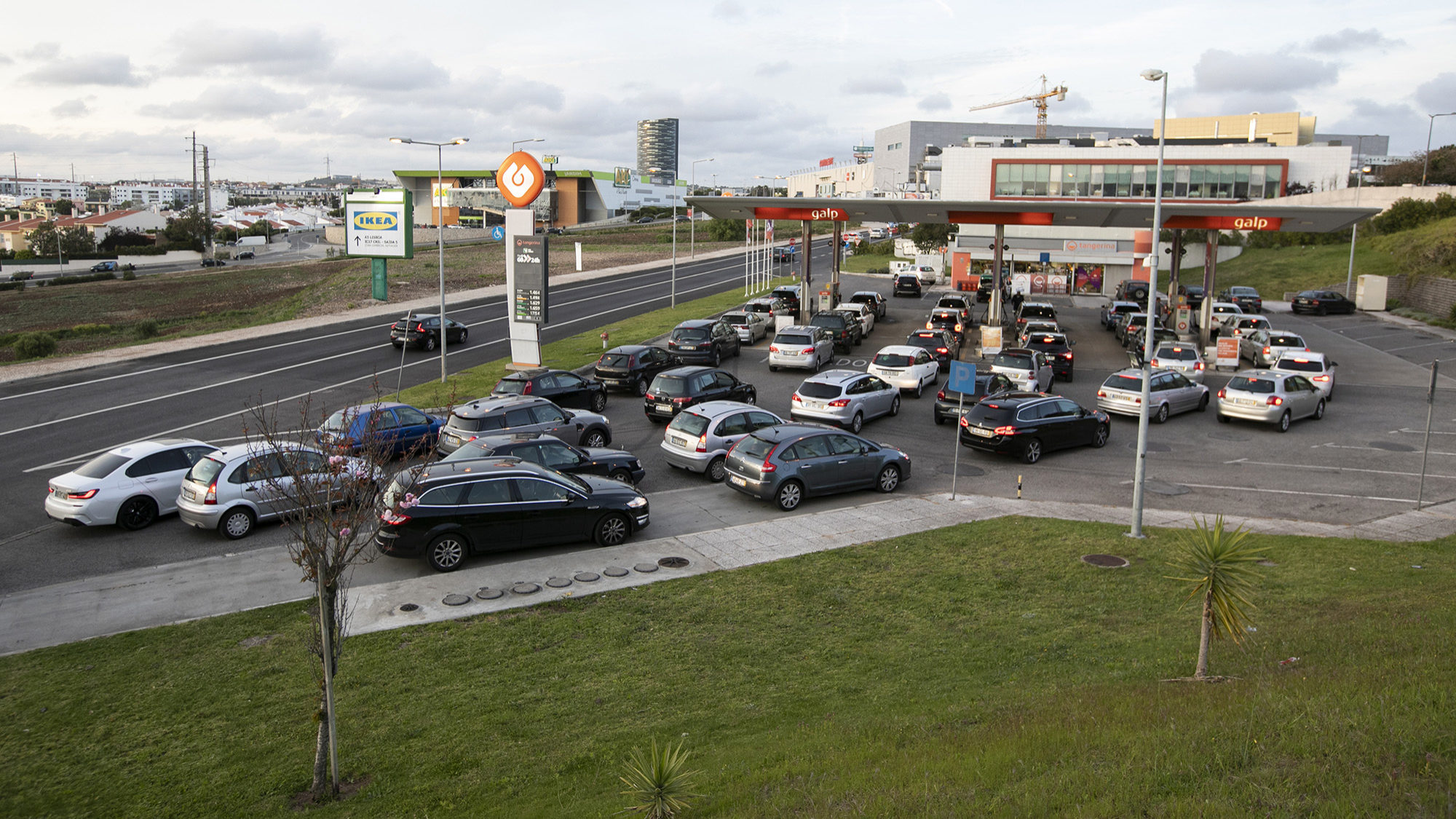 Filas para abastecer na Galp de Oeiras - 16ABR19
