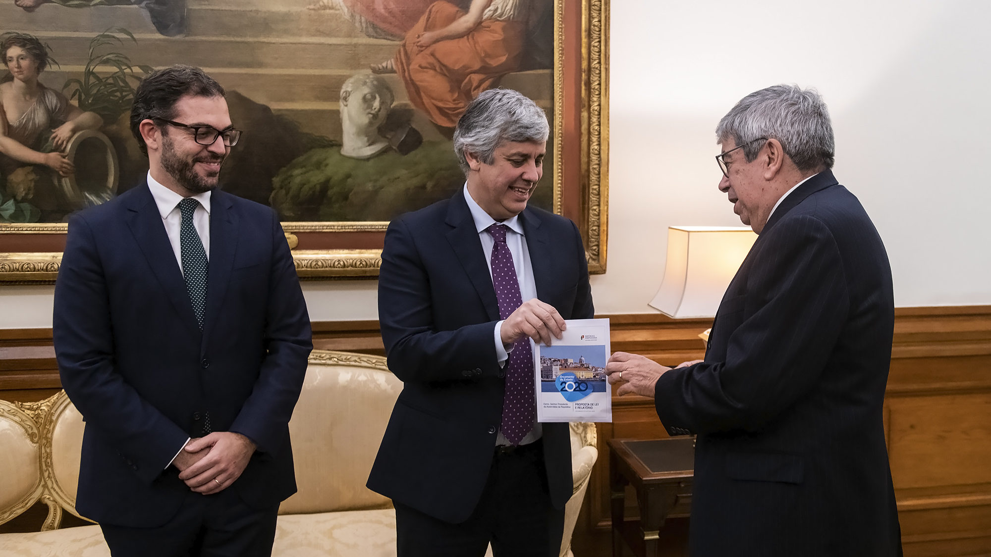 O Ministro das Finanças, Mário Centeno, entrega o Orçamento do Estado para 2020 ao Presidente da Assembleia da República, Ferro Rodrigues - 16DEZ19