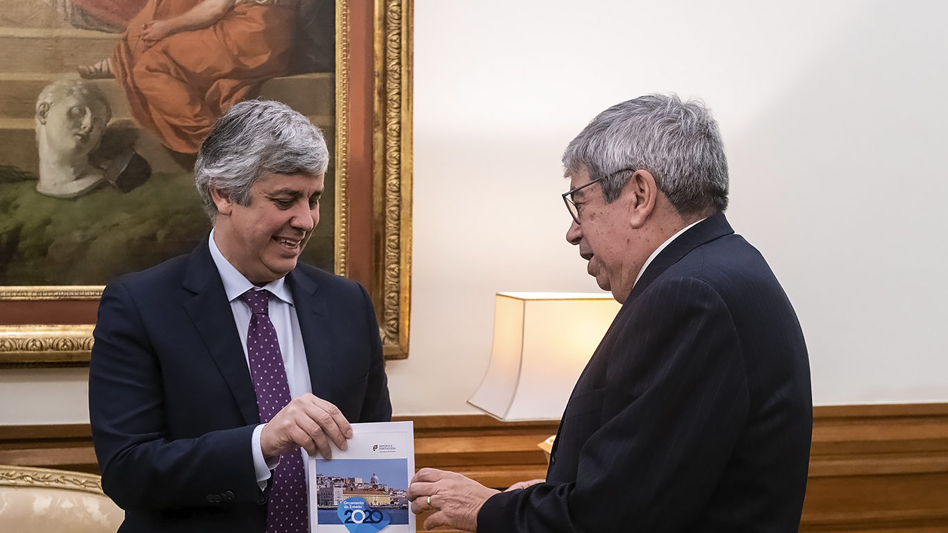 O Ministro das Finanças, Mário Centeno, entrega o Orçamento do Estado para 2020 ao Presidente da Assembleia da República, Ferro Rodrigues - 16DEZ19