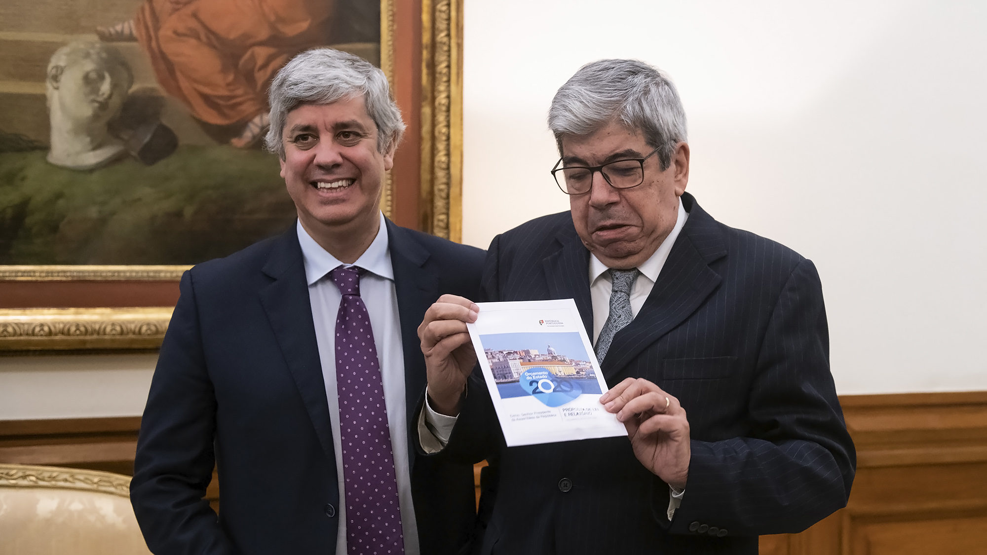 O Ministro das Finanças, Mário Centeno, entrega o Orçamento do Estado para 2020 ao Presidente da Assembleia da República, Ferro Rodrigues - 16DEZ19