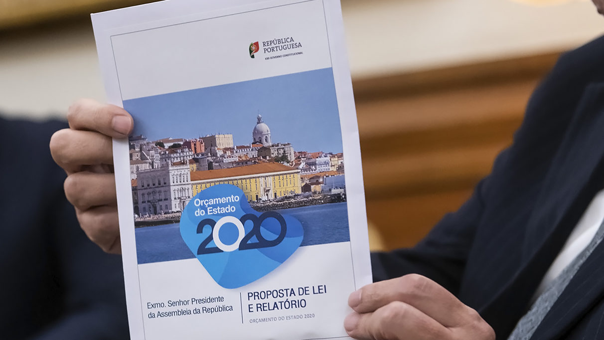 O Ministro das Finanças, Mário Centeno, entrega o Orçamento do Estado para 2020 ao Presidente da Assembleia da República, Ferro Rodrigues - 16DEZ19