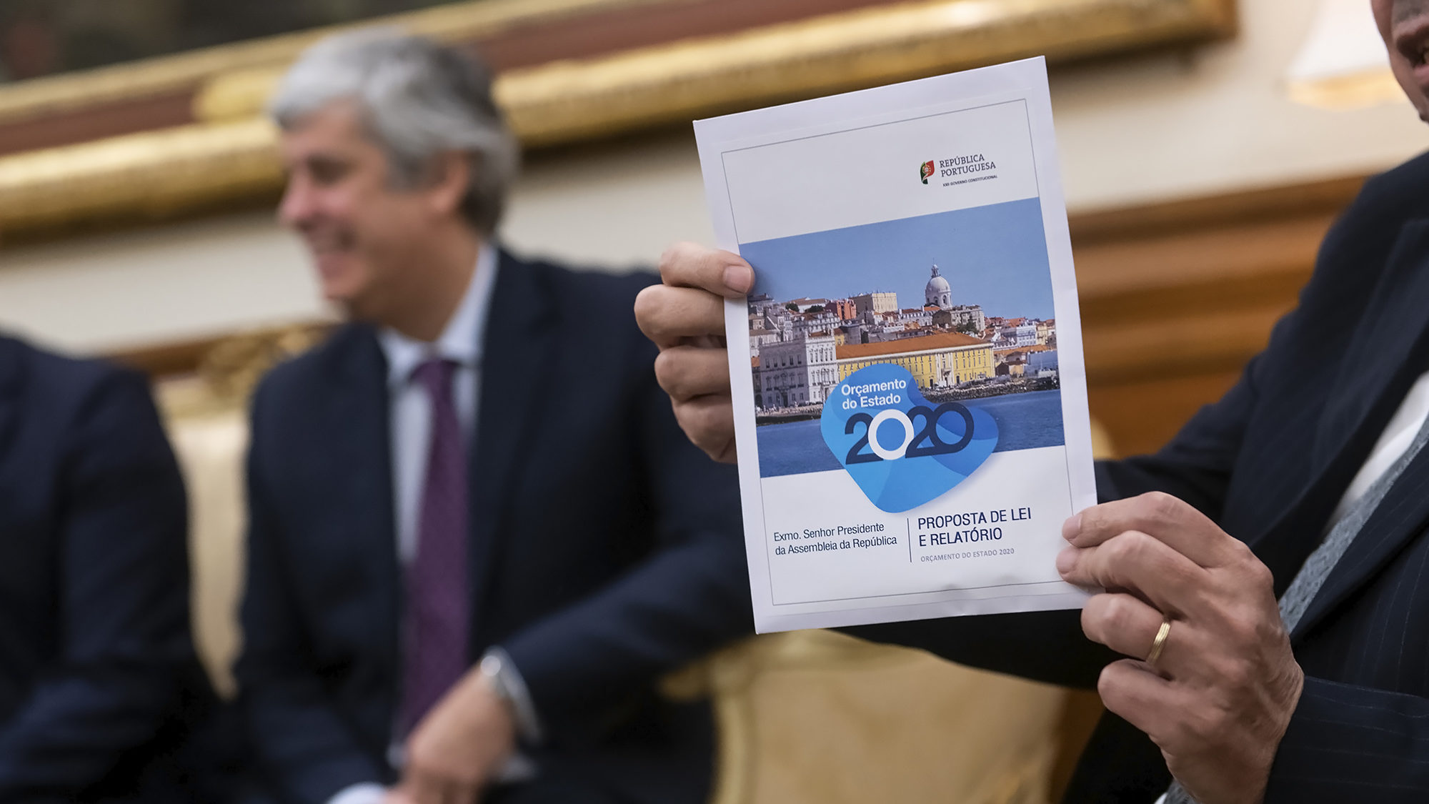 O Ministro das Finanças, Mário Centeno, entrega o Orçamento do Estado para 2020 ao Presidente da Assembleia da República, Ferro Rodrigues - 16DEZ19