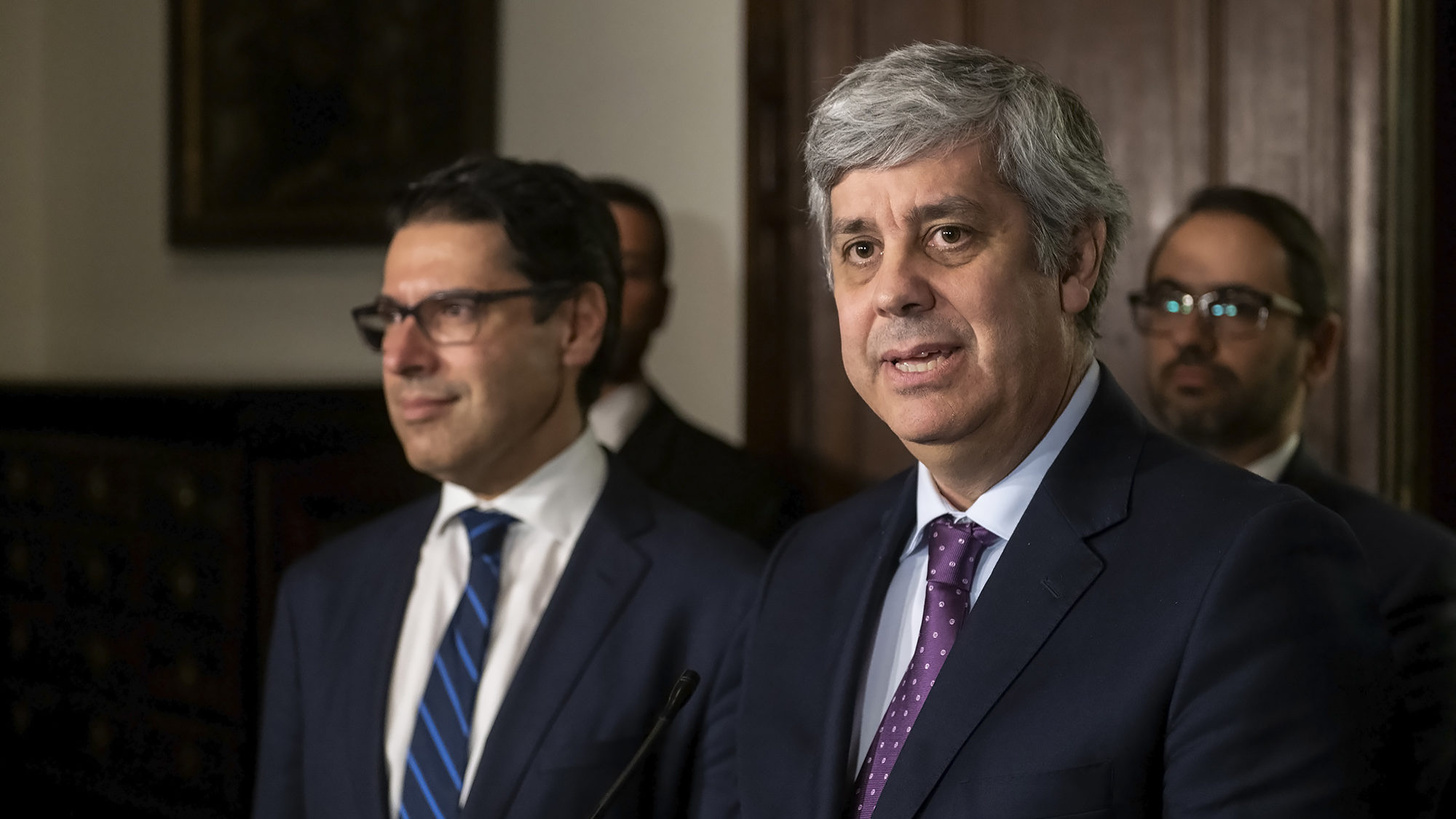 O Ministro das Finanças, Mário Centeno, entrega o Orçamento do Estado para 2020 ao Presidente da Assembleia da República, Ferro Rodrigues - 16DEZ19