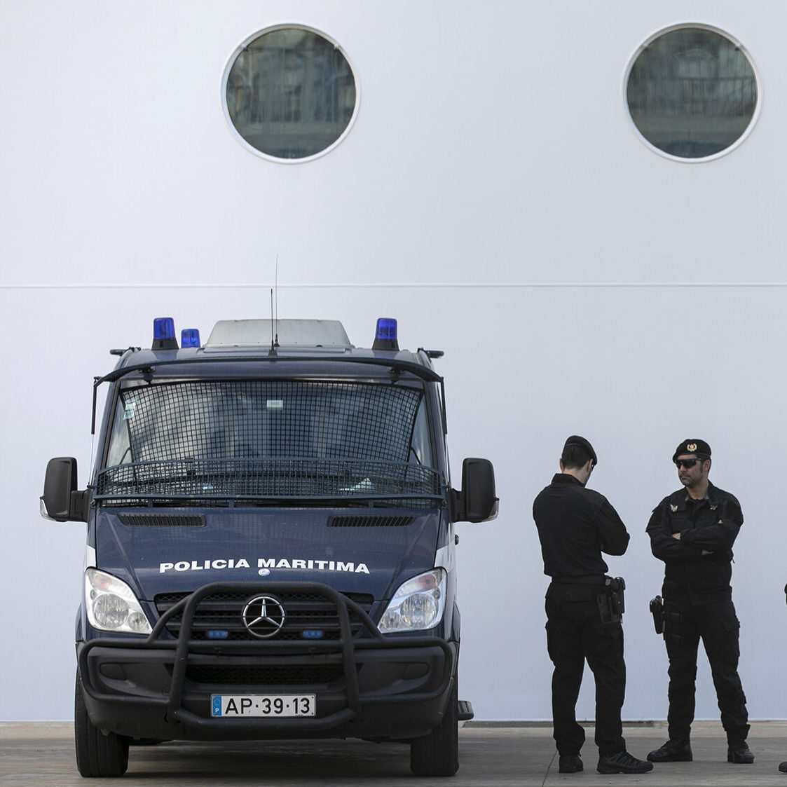 Passageiros do cruzeiro MSC Fantasia desembarcam e seguem escoltados para o aeroporto e Lisboa - 24MAR20