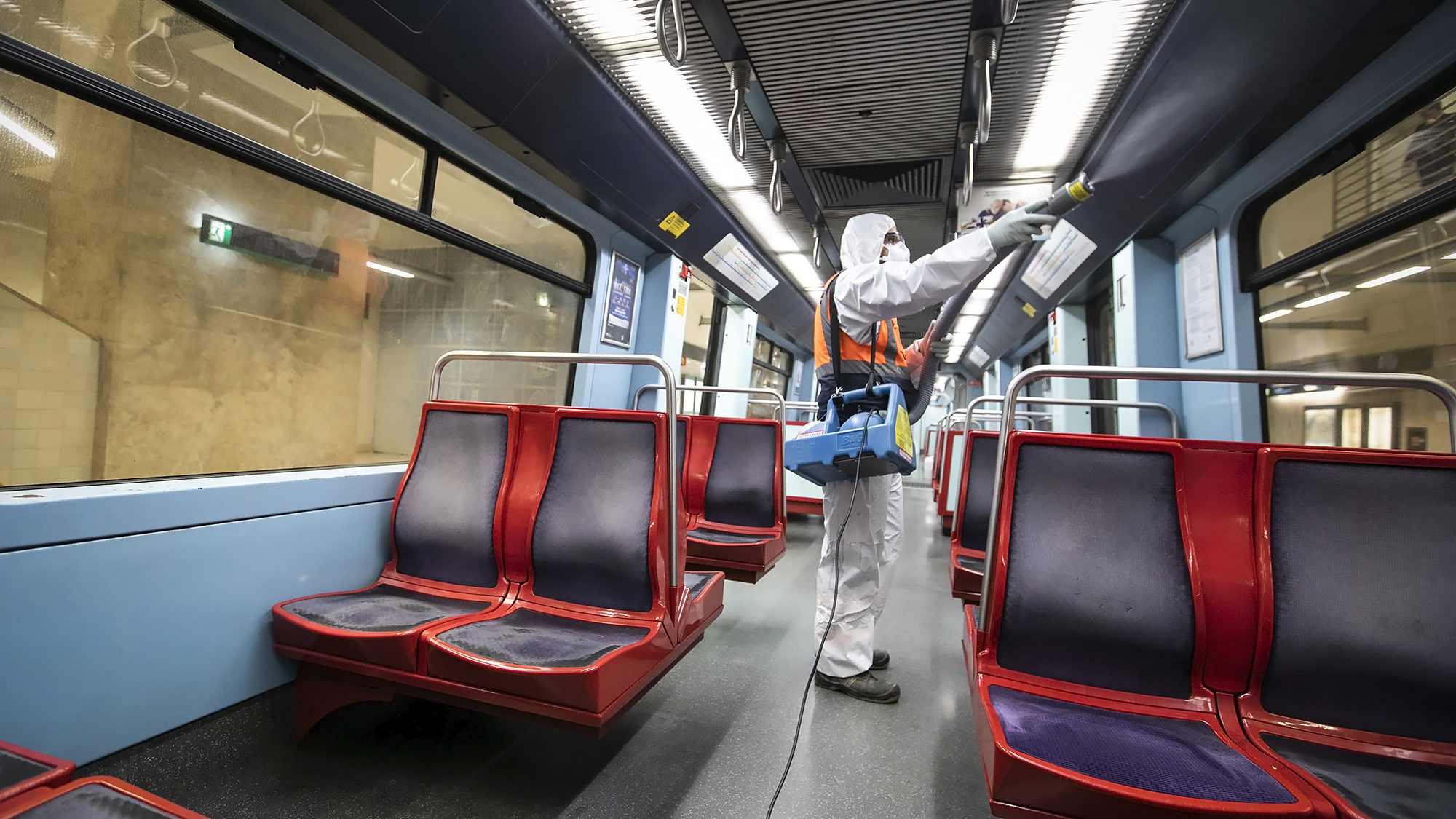 Ação de desinfeção no metropolitano de Lisboa - 14MAR20