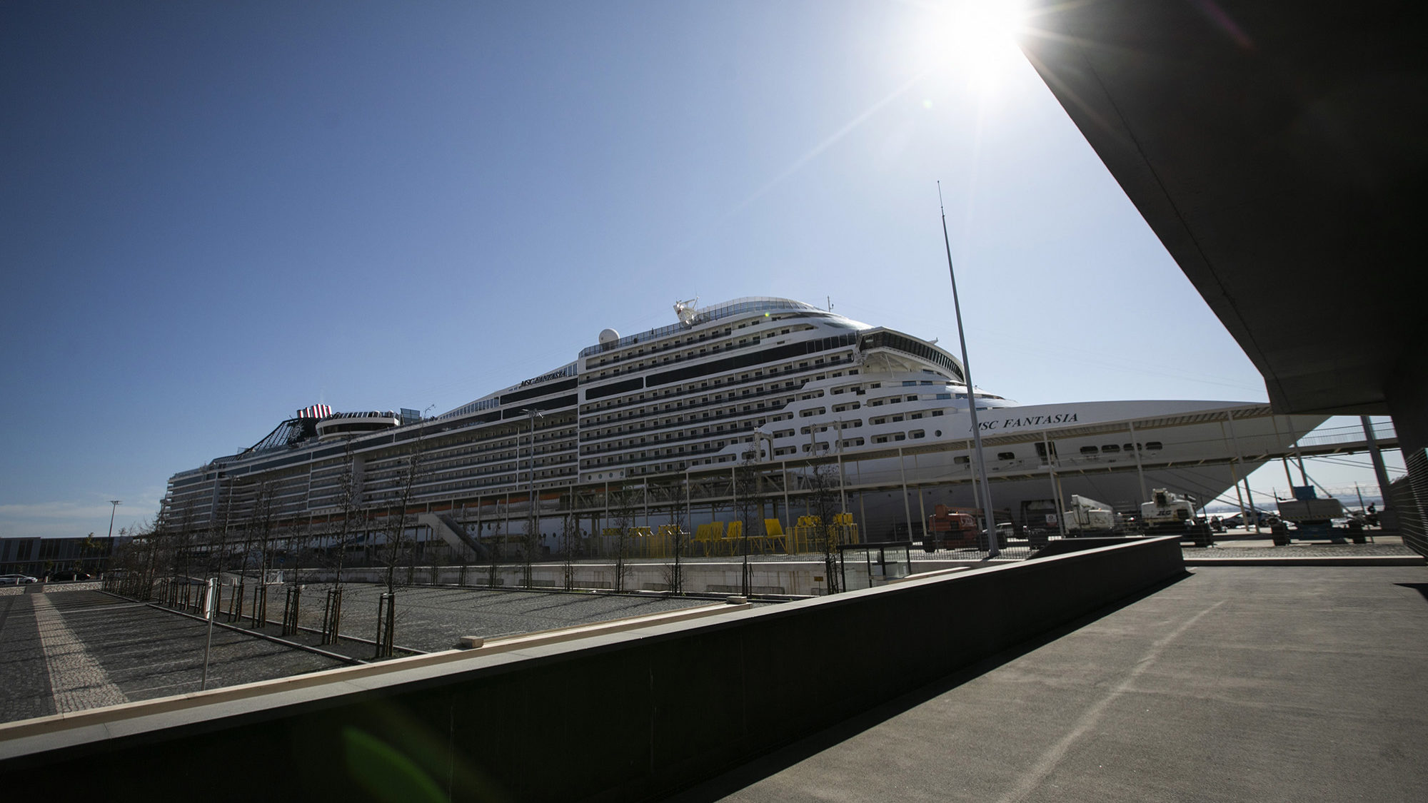 Passageiros do cruzeiro MSC Fantasia desembarcam e seguem escoltados para o aeroporto e Lisboa - 24MAR20