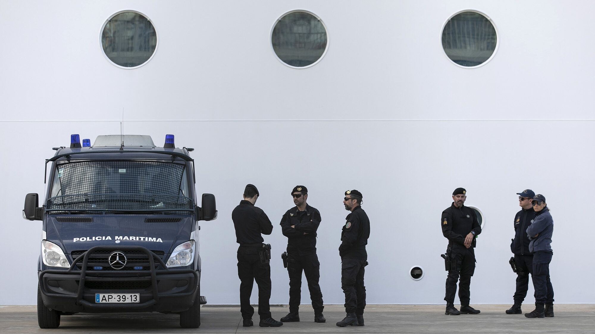 Passageiros do cruzeiro MSC Fantasia desembarcam e seguem escoltados para o aeroporto e Lisboa - 24MAR20