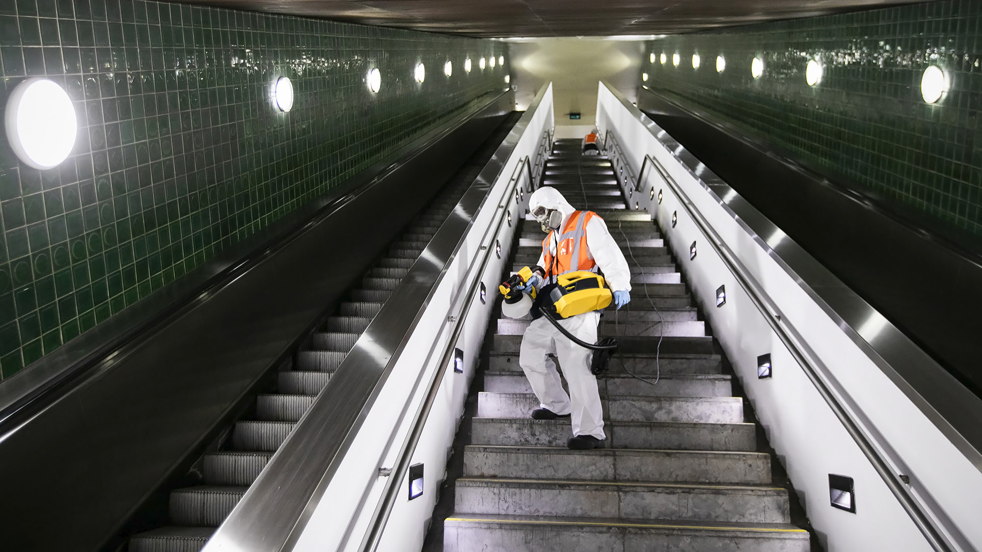 Ação de desinfeção do Metro de Lisboa na estação do Rato - 15ABR20