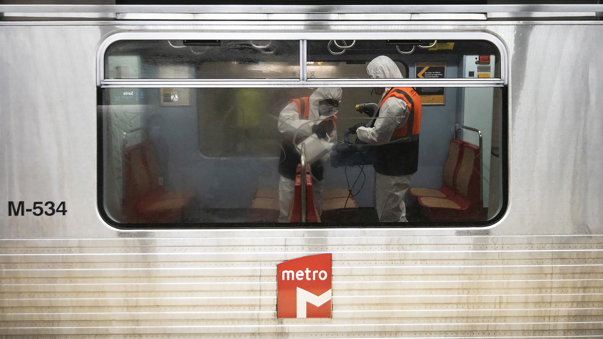 Ação de desinfeção do Metro de Lisboa na estação do Rato - 15ABR20
