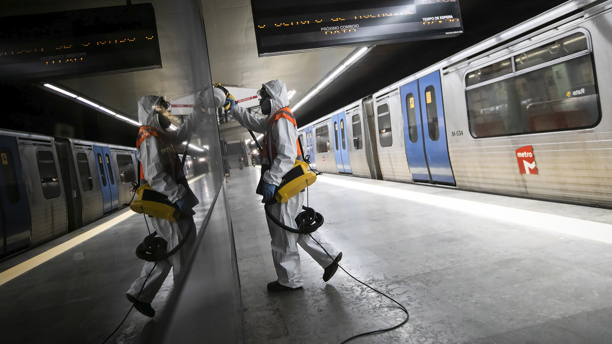 Ação de desinfeção do Metro de Lisboa na estação do Rato - 15ABR20