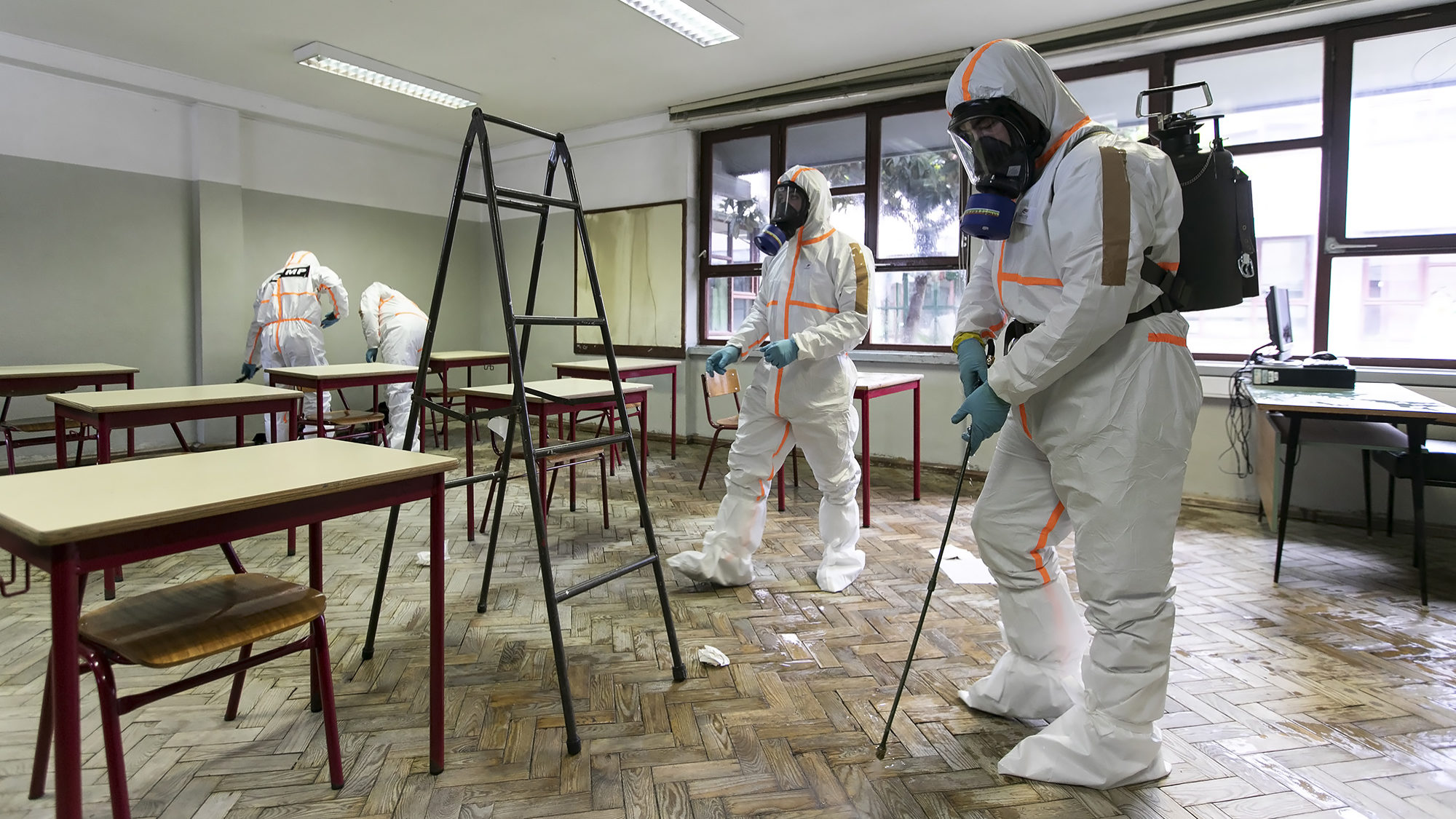 Forças Armadas realizam ação de desinfeção na Escola Secundária da Amadora - 29ABR20