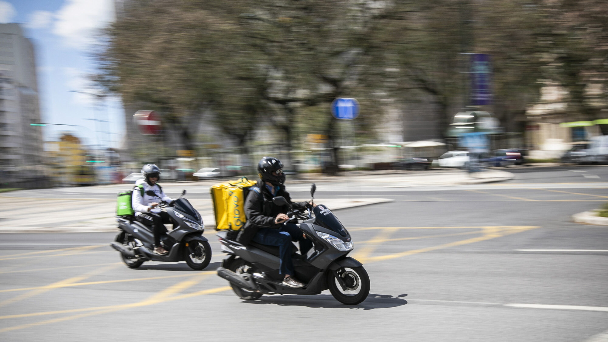 Reportagem com estafetas da Uber Eats durante a pandemia de Covid-19 - 14ABR20