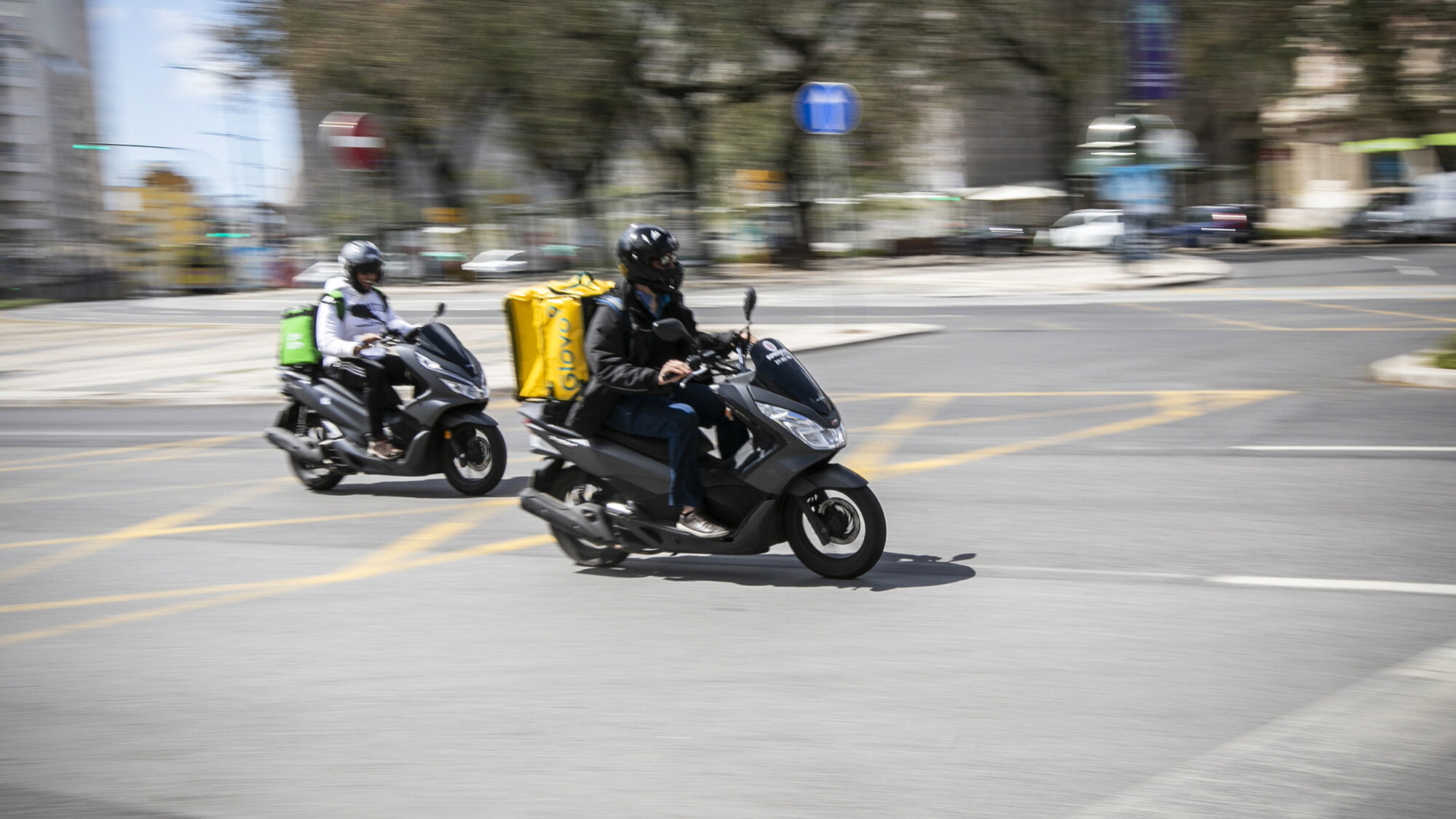 Reportagem com estafetas da Uber Eats durante a pandemia de Covid-19 - 14ABR20