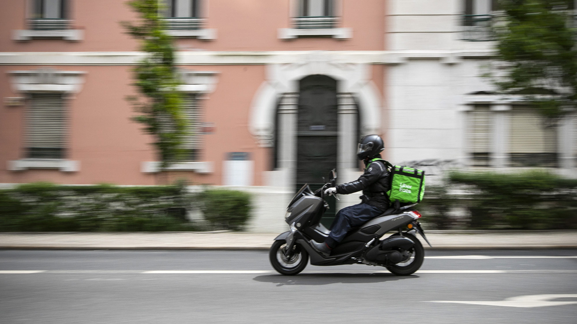 Reportagem com estafetas da Uber Eats durante a pandemia de Covid-19 - 14ABR20