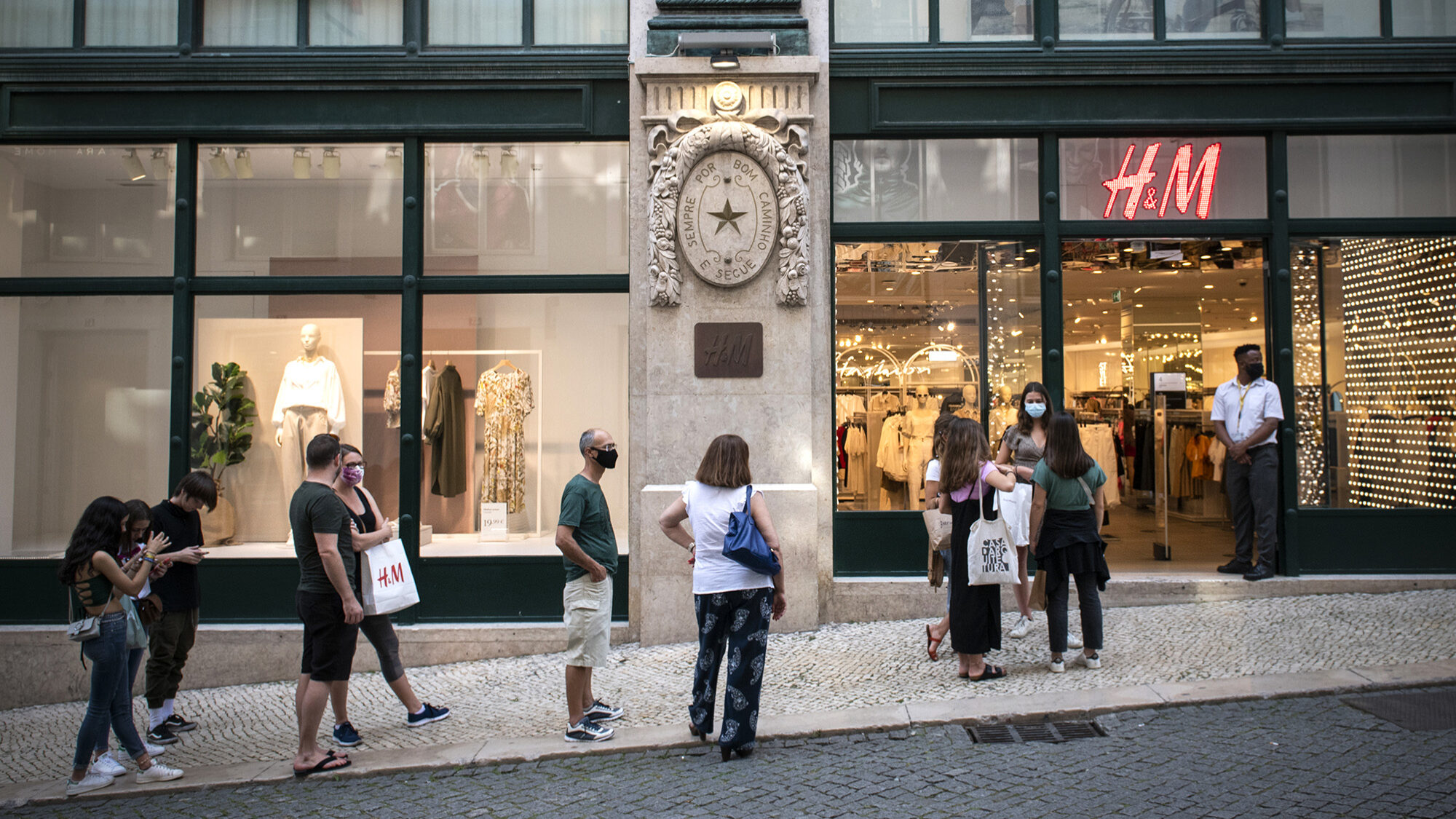 Filas para a entrada nas lojas do Chiado - 28MAI20