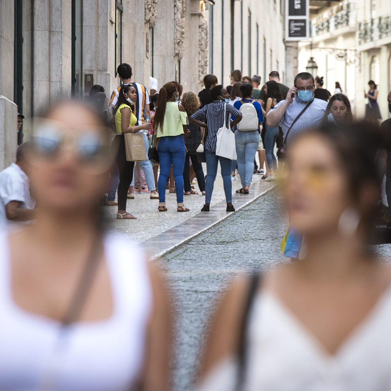 Filas para a entrada nas lojas do Chiado - 28MAI20