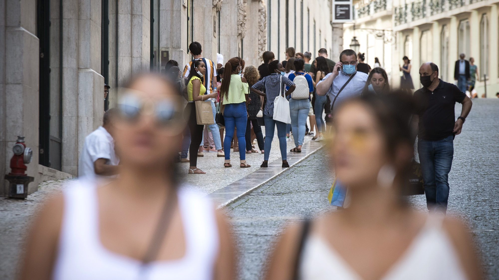 Filas para a entrada nas lojas do Chiado - 28MAI20