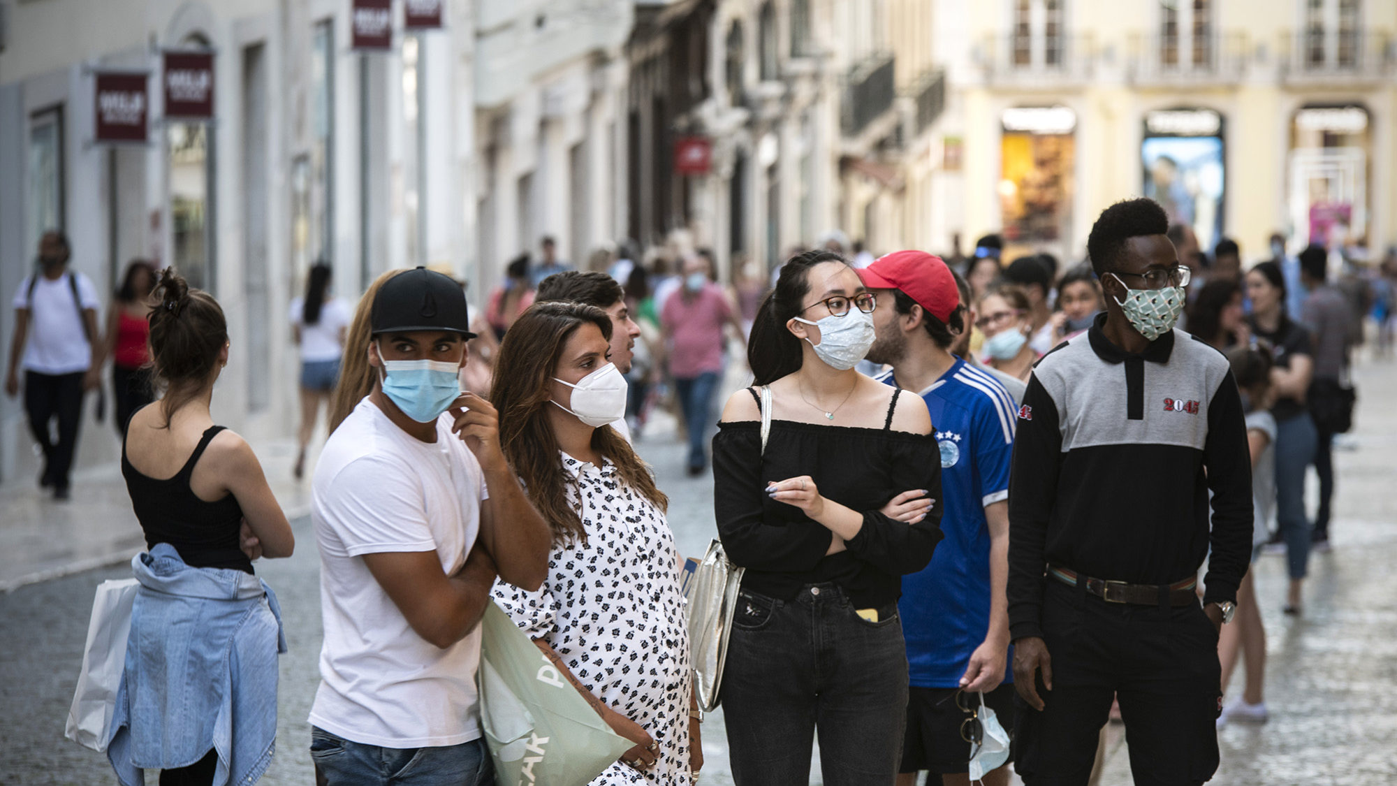 Filas para a entrada nas lojas do Chiado - 28MAI20