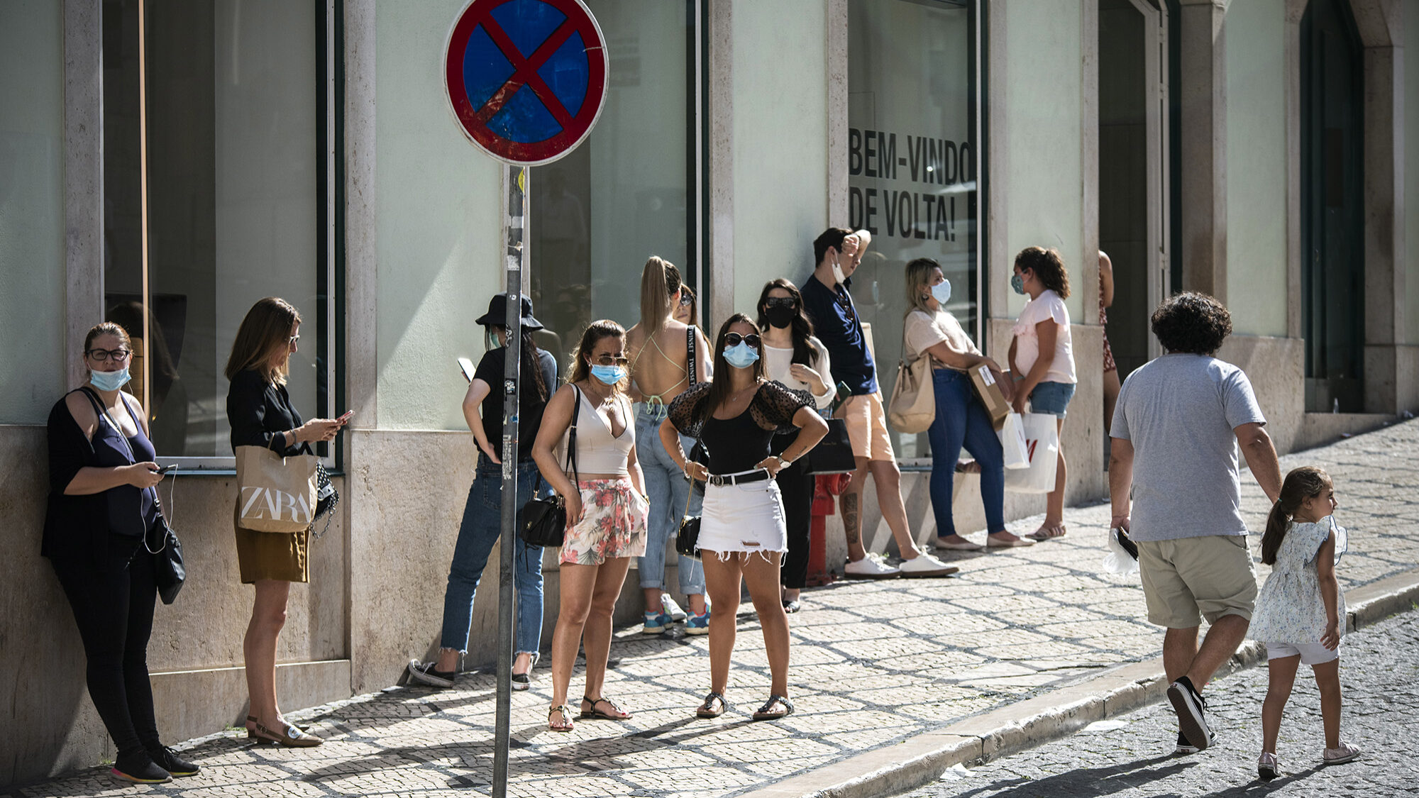 Filas para a entrada nas lojas do Chiado - 28MAI20