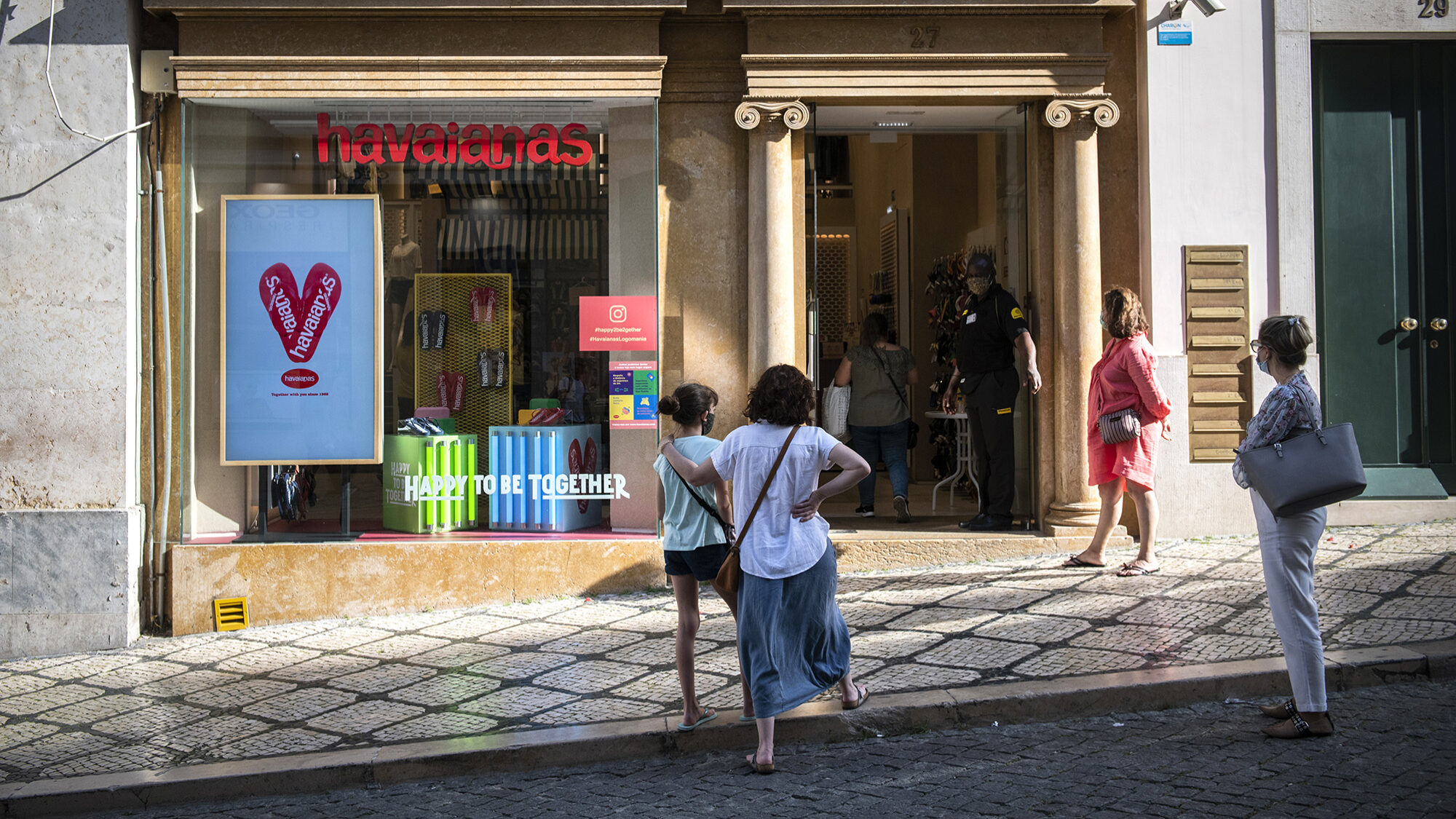 Filas para a entrada nas lojas do Chiado - 28MAI20