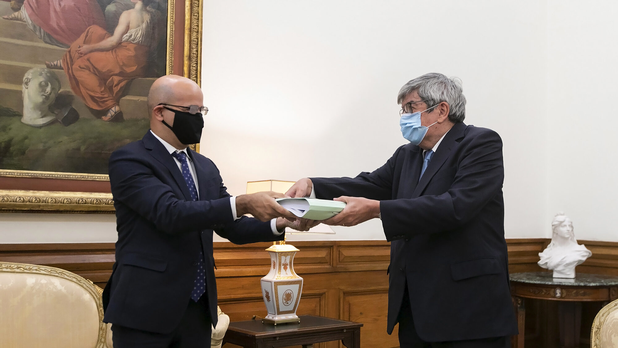 O Ministro das Finanças João Leão entrega a proposta de Orçamento de Estado para 2021 na Assembleia da República - 12OUT20