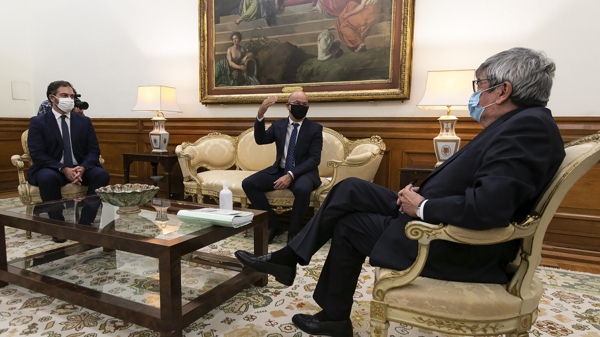 O Ministro das Finanças João Leão entrega a proposta de Orçamento de Estado para 2021 na Assembleia da República - 12OUT20