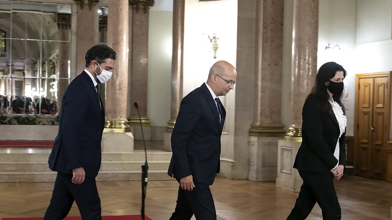 O Ministro das Finanças João Leão entrega a proposta de Orçamento de Estado para 2021 na Assembleia da República - 12OUT20