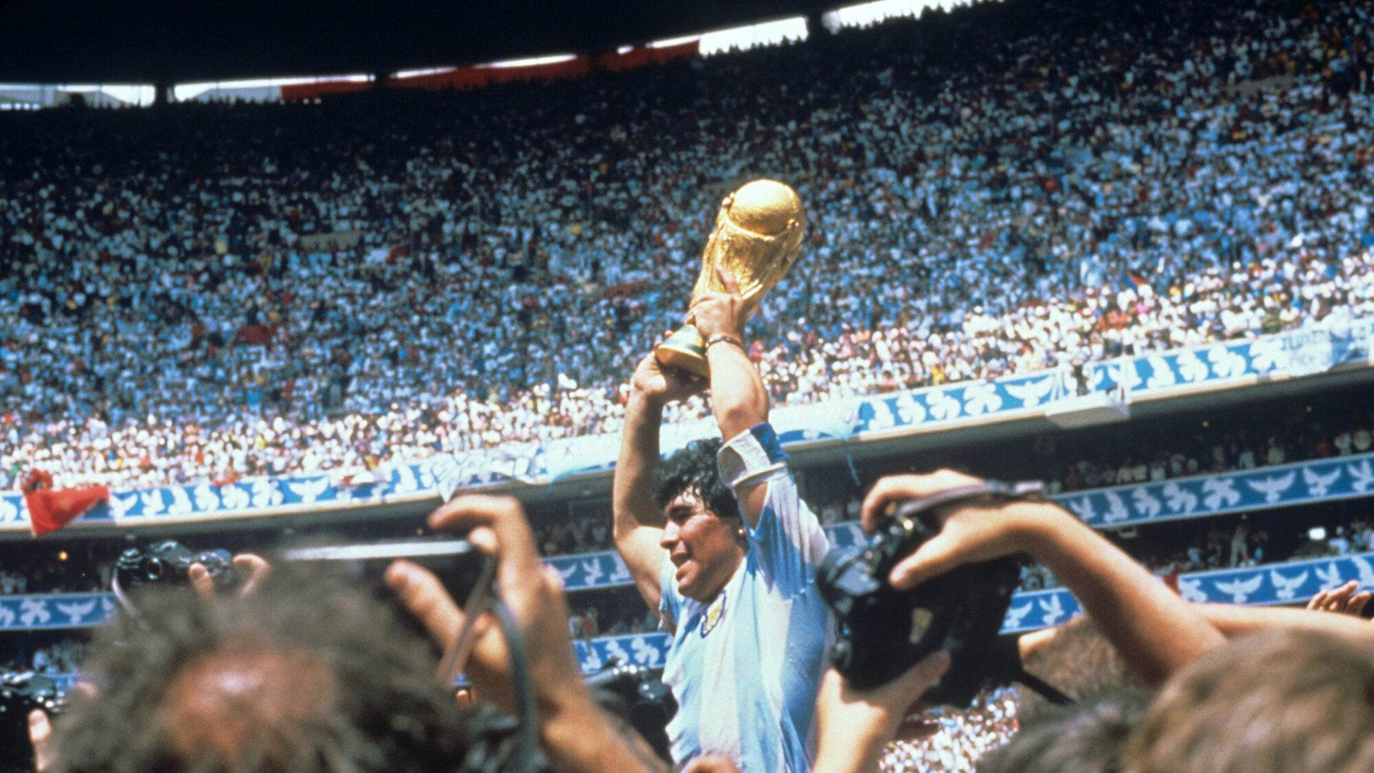 Bola da ‘mão de deus’ de Maradona em leilão por mais de dois milhões de euros