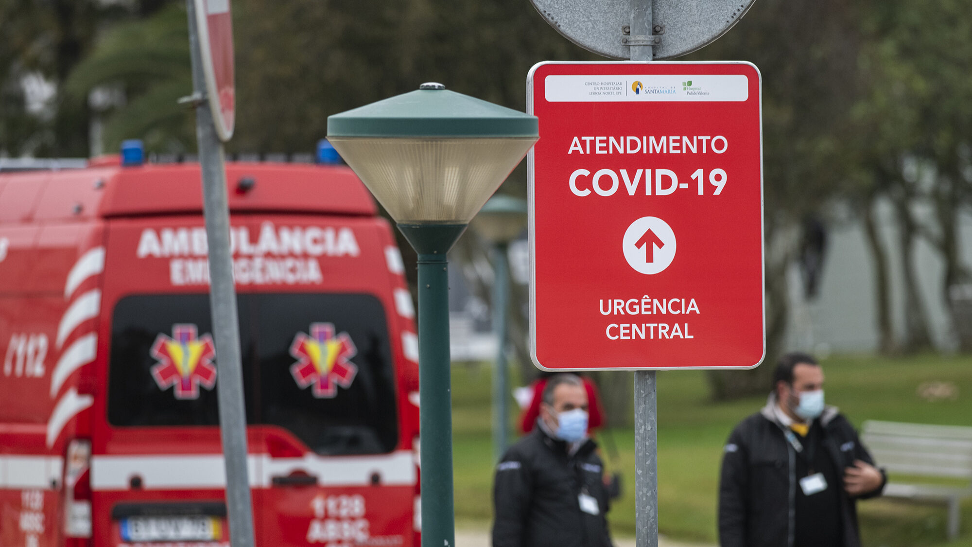 Fila de ambulâncias para deixar doentes Covid no Hospital de Santa Maria - 29JAN21