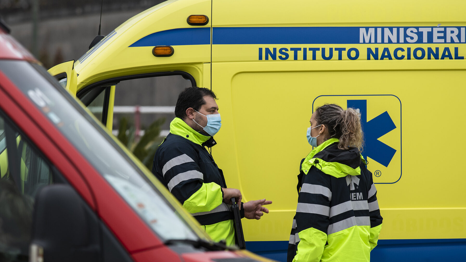 Fila de ambulâncias para deixar doentes Covid no Hospital de Santa Maria - 29JAN21
