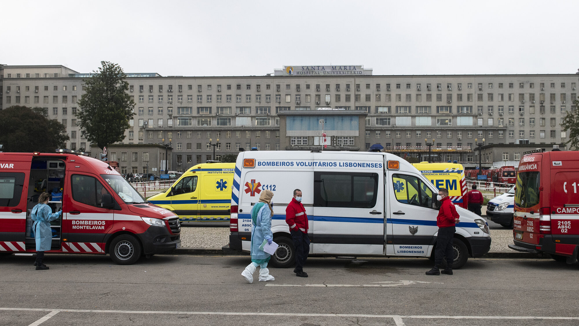 Fila de ambulâncias para deixar doentes Covid no Hospital de Santa Maria - 29JAN21