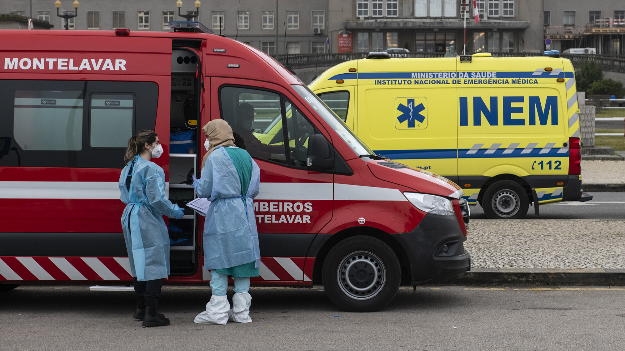 Fila de ambulâncias para deixar doentes Covid no Hospital de Santa Maria - 29JAN21