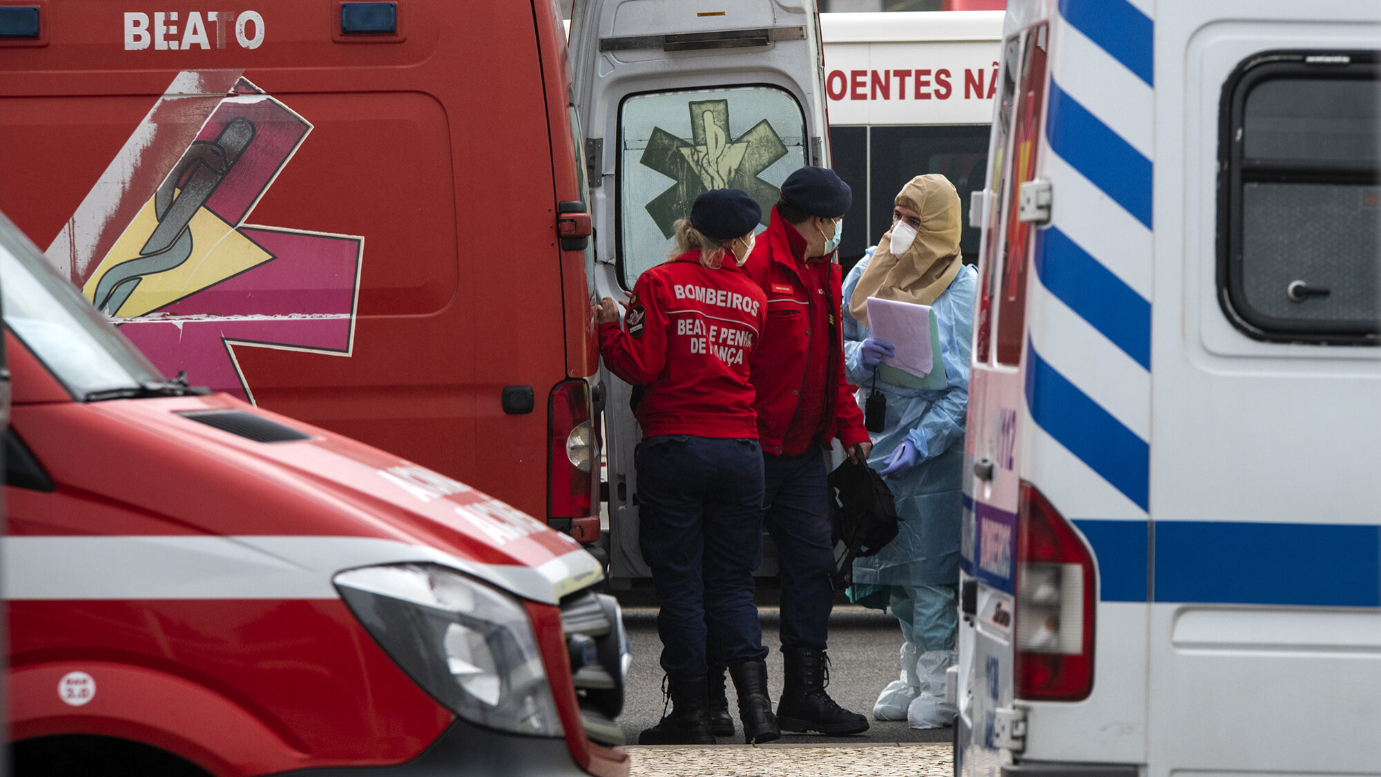 Fila de ambulâncias para deixar doentes Covid no Hospital de Santa Maria - 29JAN21