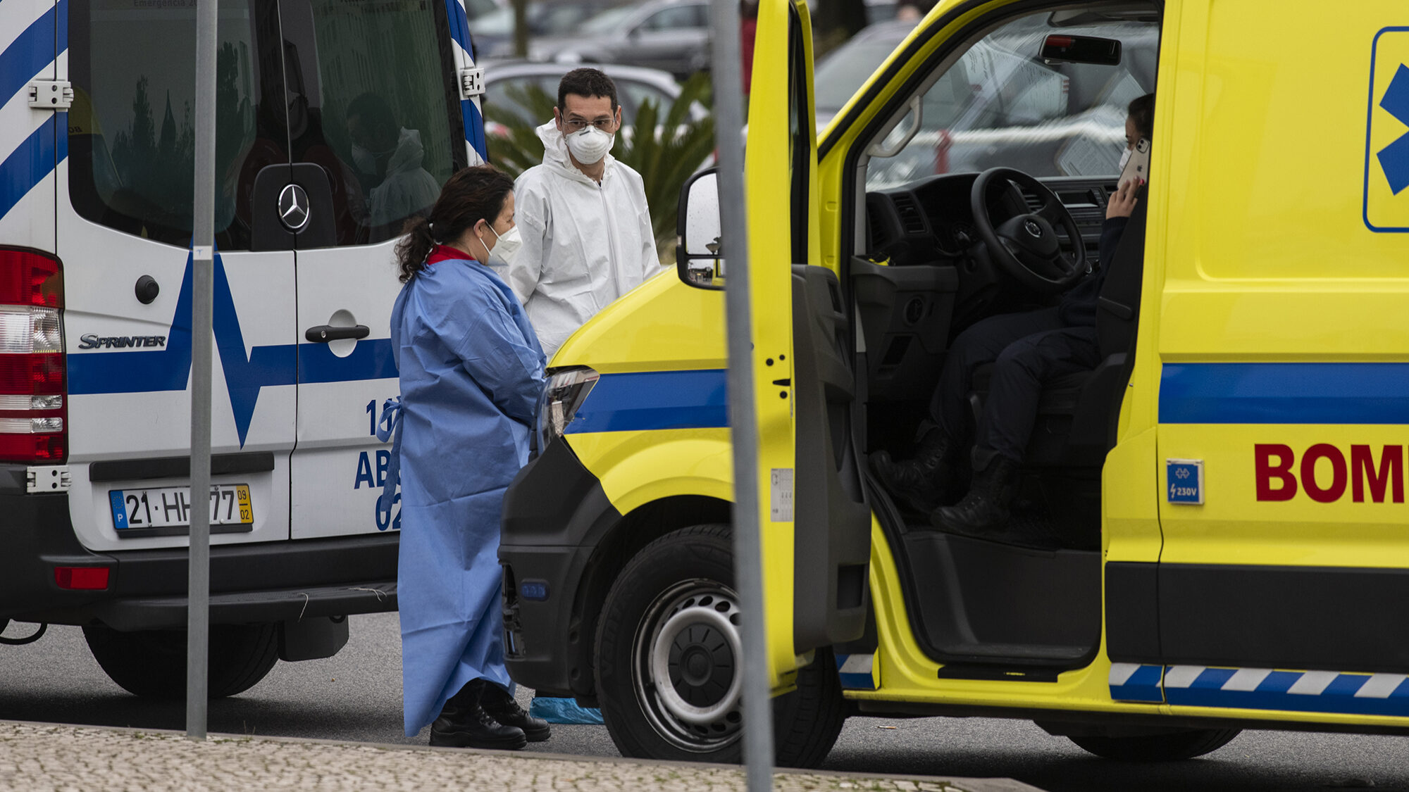 Fila de ambulâncias para deixar doentes Covid no Hospital de Santa Maria - 29JAN21