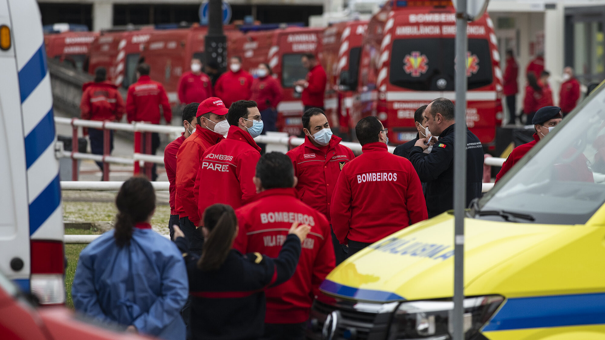 Fila de ambulâncias para deixar doentes Covid no Hospital de Santa Maria - 29JAN21