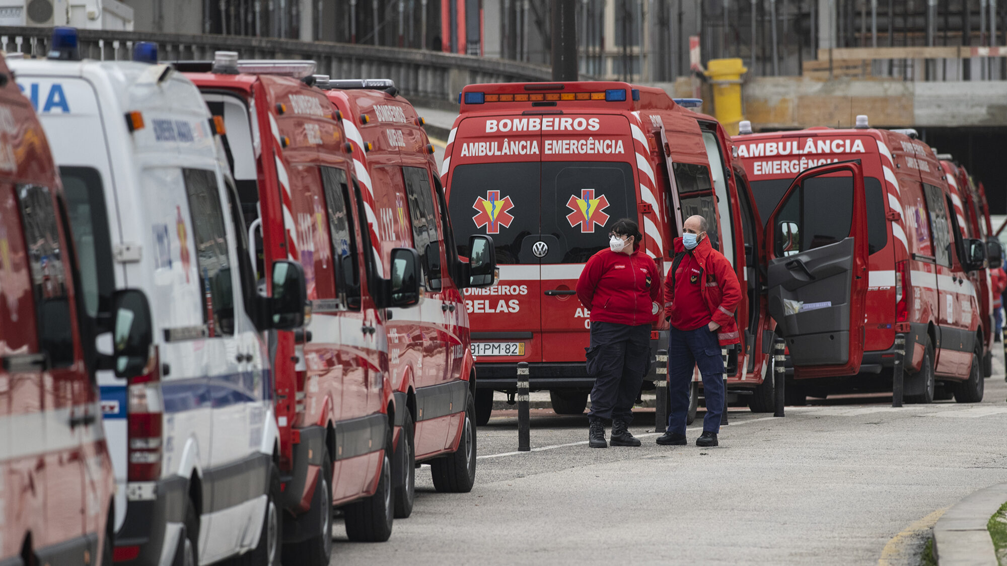 Fila de ambulâncias para deixar doentes Covid no Hospital de Santa Maria - 29JAN21