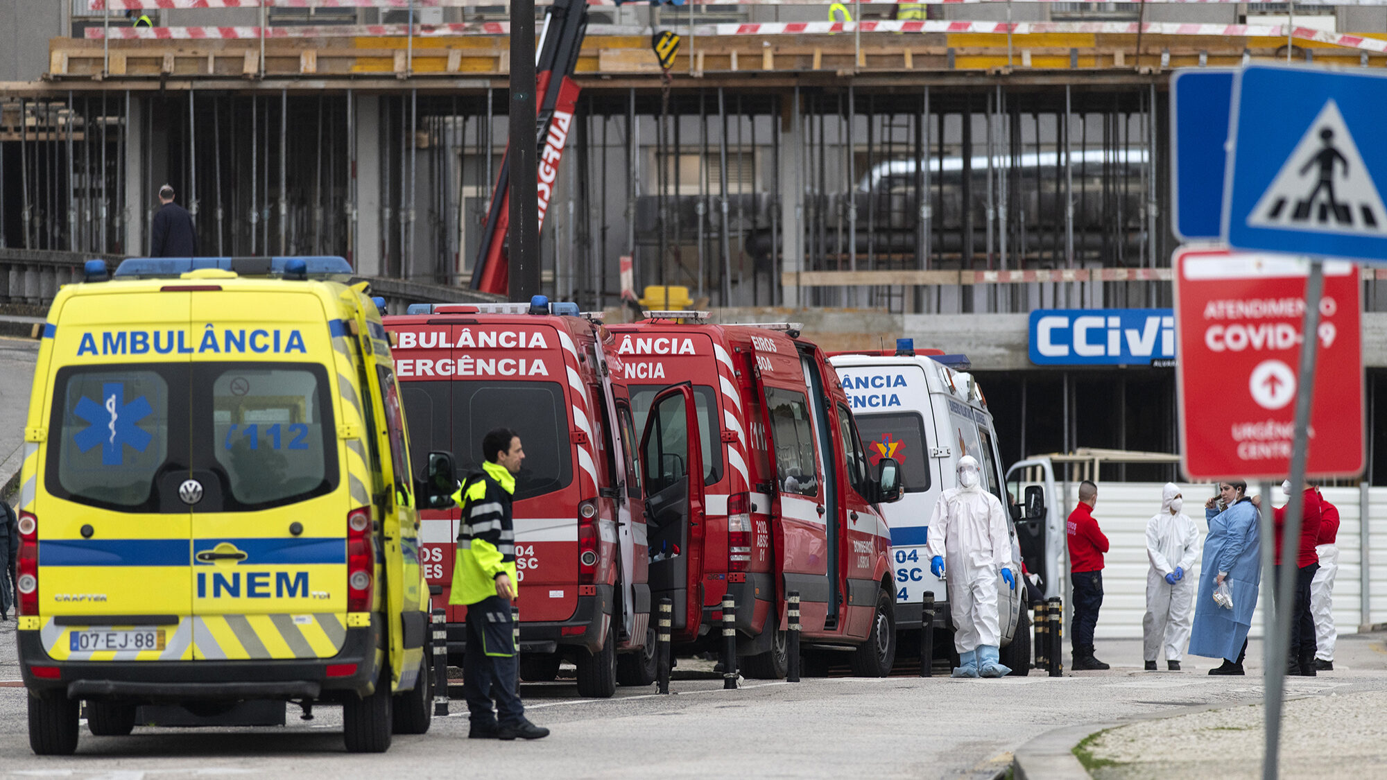 Fila de ambulâncias para deixar doentes Covid no Hospital de Santa Maria - 26JAN21