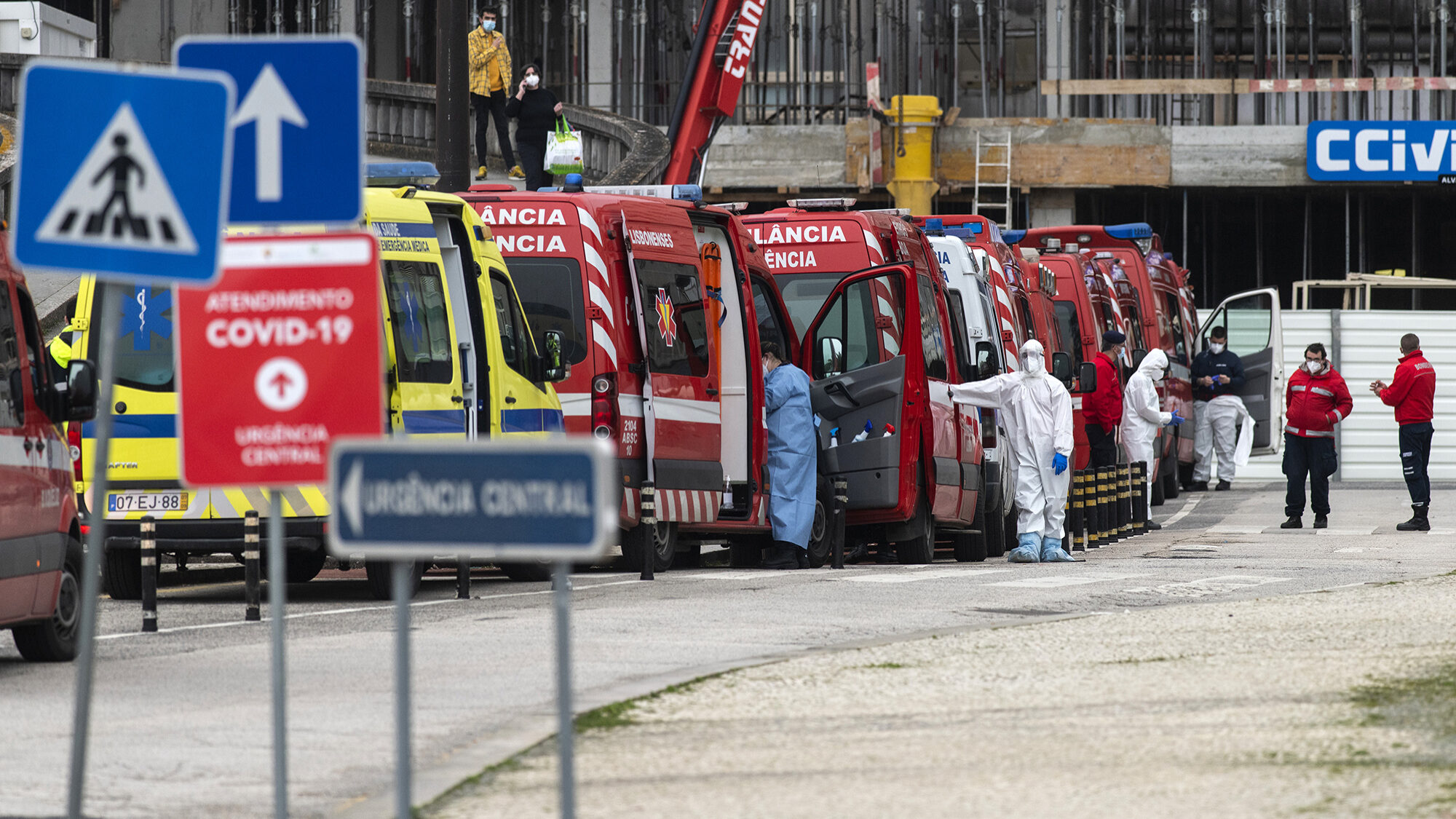 Fila de ambulâncias para deixar doentes Covid no Hospital de Santa Maria - 26JAN21