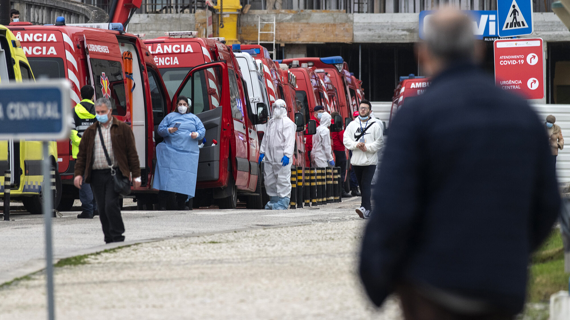 Fila de ambulâncias para deixar doentes Covid no Hospital de Santa Maria - 26JAN21