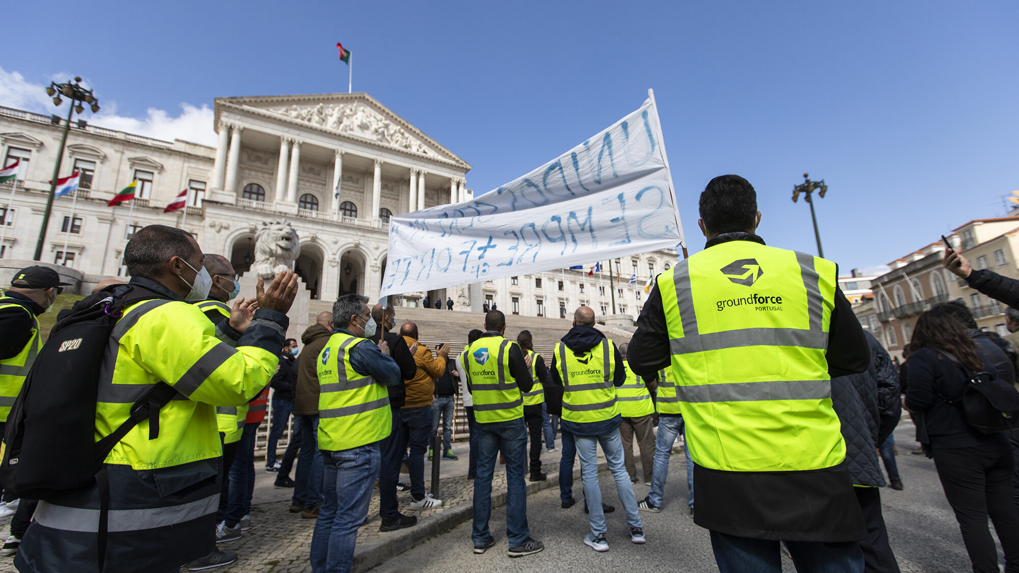 Trabalhadores da Groundforce em manifestação na Assembleia da República - 08MAR21