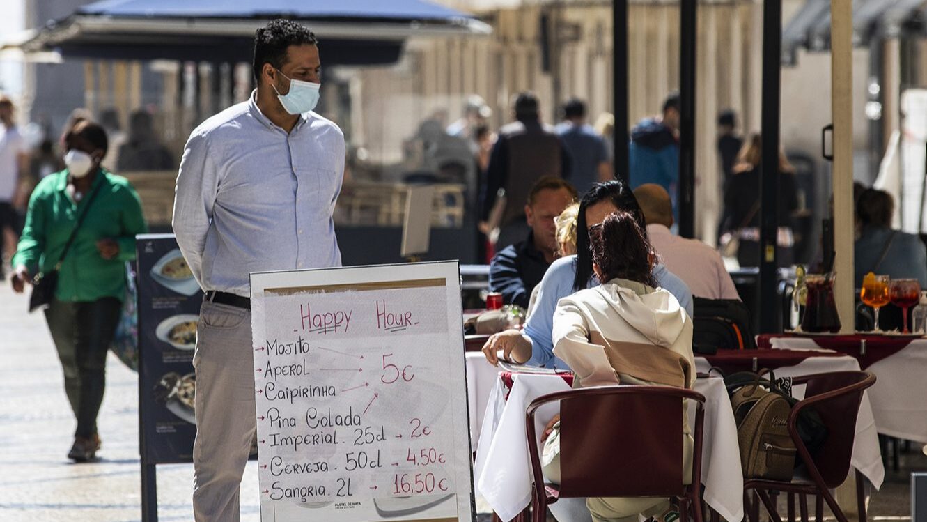 Comércio e esplanadas dos restaurantes reabrem após confinamento - 05ABR21