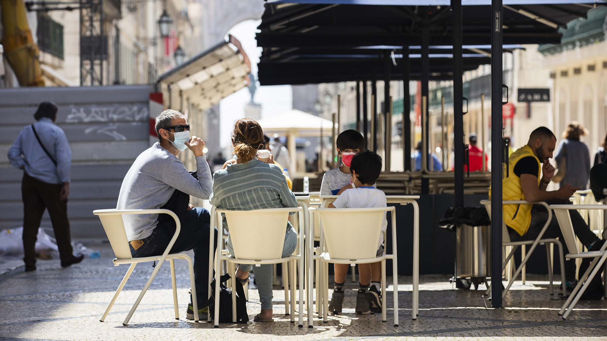 Comércio e esplanadas dos restaurantes reabrem após confinamento - 05ABR21
